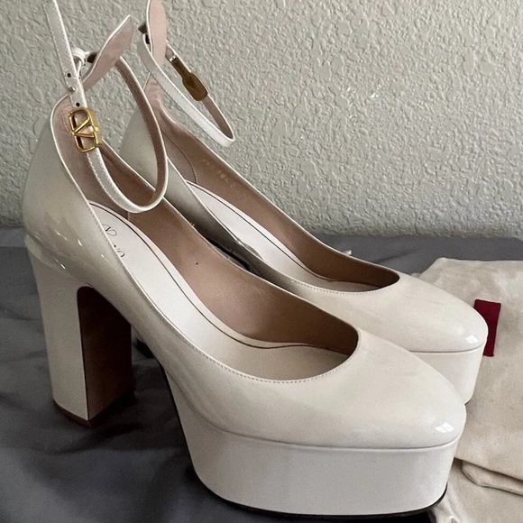 Valentino Garavani Tan Go Patent Leather Platform Heels $1150 - Picture 13 of 15